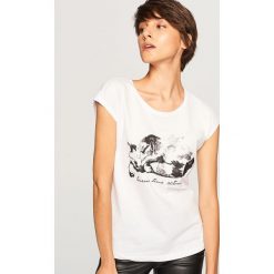 T-shirt z kotem - Biały. Białe t-shirty damskie Reserved, l. Za 29,99 zł.