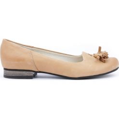 Klasyczne balerinki z frędzlami - skóra naturalna - model 009 - kolor camelowy. Szare baleriny damskie Zapato, bez wzorów, ze skóry, eleganckie, na niskim obcasie, na obcasie. W wyprzedaży za 173,40 zł.