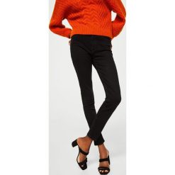 Mango - Jeansy Soho. Czarne rurki damskie marki Mango, z elastanu, z podwyższonym stanem. W wyprzedaży za 97,93 zł.