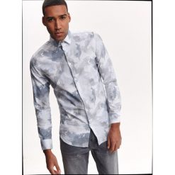 Koszula z nadrukiem typu tie dye o kroju slim. Niebieskie koszule męskie Top Secret, na lato, m, z nadrukiem, z jeansu, eleganckie, bez kołnierzyka, z długim rękawem. W wyprzedaży za 49,99 zł.