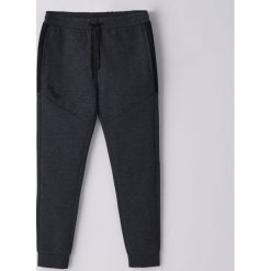 Dresowe spodnie slim ECO AWARE - Szary. Szare spodnie męskie Cropp, s, bez wzorów, z dresówki. Za 89,99 zł.