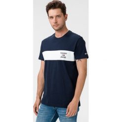 Tommy Jeans Koszulka Niebieski. Niebieskie podkoszulki męskie Tommy Jeans, xl, z nadrukiem, z bawełny, z krótkim rękawem. Za 135,95 zł.