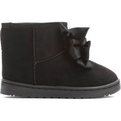Czarne Śniegowce Swag. Czarne kozaki dziewczęce Born2be, z materiału, z okrągłym noskiem, na płaskiej podeszwie. Za 49,99 zł.