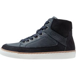 Bullboxer Tenisówki i Trampki wysokie blue. Niebieskie trampki dziewczęce marki Bullboxer, ze skóry. W wyprzedaży za 220,35 zł.
