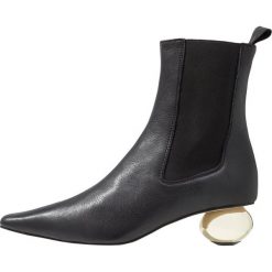 Topshop MAGICIAN Botki black. Czarne botki damskie marki Topshop, ze skóry, klasyczne, bez obcasa, bez zapięcia. Za 459,00 zł.