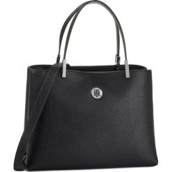 Torebka TOMMY HILFIGER - Th Core Med Satchel AW0AW07685 BLK. Czarne torebki klasyczne damskie TOMMY HILFIGER, bez wzorów, ze skóry ekologicznej, klasyczne, bez dodatków. W wyprzedaży za 519,00 zł.