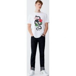 Koszulka z kobrą i różą. Białe koszulki męskie Pull&Bear, m, bez wzorów, bez kołnierzyka, z krótkim rękawem, krótkie. Za 39,90 zł.