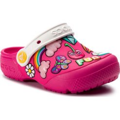 Klapki CROCS - Fl Playful patches Clog K 205444 Paradise Pink. Różowe sandały dziewczęce Crocs, z tworzywa sztucznego, bez zapięcia. W wyprzedaży za 129,00 zł.
