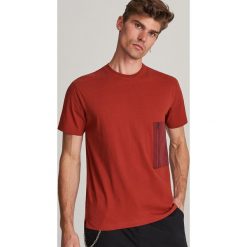 T-shirt z kieszenią - Bordowy. Czerwone t-shirty męskie Reserved, s, bez wzorów, bez kołnierzyka. Za 49,99 zł.