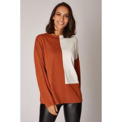 Sweter w kolorze jasnobrązowo-białym. Pomarańczowe swetry damskie L'étoile du cachemire, bez wzorów, z kaszmiru, klasyczne, bez rękawów, bez kaptura. W wyprzedaży za 129,95 zł.