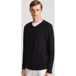 Sweter z dekoltem w serek - Czarny. Czarne swetry damskie Reserved, s, bez wzorów, z dekoltem w serek, bez kaptura. Za 99,99 zł.