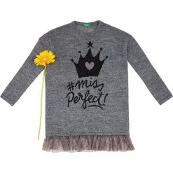 Sukienka w kolorze szarym. Szare sukienki niemowlęce Benetton Kids, bez wzorów, z wełny, bez rękawów, midi, proste. W wyprzedaży za 75,95 zł.