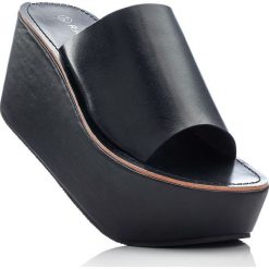 Klapki na podeszwie platformie bonprix czarny. Czarne klapki damskie bonprix, bez wzorów, bez obcasa. Za 79,99 zł.