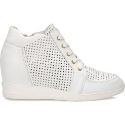 Białe sneakersy damskie. Białe buty sportowe damskie marki Kazar, bez wzorów, ze skóry, sportowe. Za 599,00 zł.