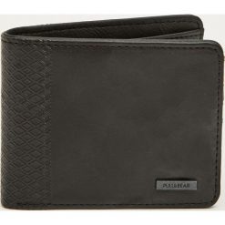 Portfel z wytłoczonym geometrycznym wzorem z boku. Czarne portfele męskie marki Pull&Bear, bez wzorów. Za 49,90 zł.