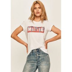 Mustang - T-shirt. Białe bluzki damskie Mustang, s, z nadrukiem, z bawełny, casualowe, z okrągłym kołnierzem, z krótkim rękawem. Za 69,90 zł.
