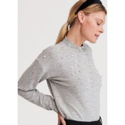 Sweter z aplikacjami - Jasny szary. Szare swetry damskie Reserved, s, z aplikacjami, bez rękawów, bez kaptura. Za 79,99 zł.