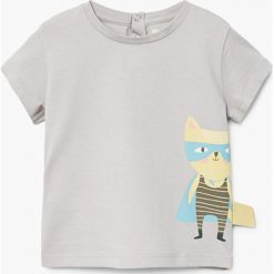 Mango Kids - T-shirt dziecięcy Heroe 62-80 cm. Szare t-shirty chłopięce marki Mango Kids, z nadrukiem, z bawełny, z okrągłym kołnierzem. W wyprzedaży za 19,90 zł.
