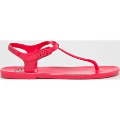 EA7 Emporio Armani - Sandały. Czerwone klapki damskie EA7 Emporio Armani, bez wzorów, z materiału, bez obcasa, na obcasie. W wyprzedaży za 299,90 zł.