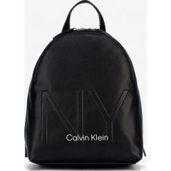 Calvin Klein Plecak Czarny. Czarne plecaki damskie Calvin Klein, bez wzorów, z materiału. Za 652,95 zł.