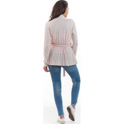 Sweter A214 różowy. Różowe swetry damskie Awama, s, bez wzorów, prążkowane, z długim rękawem, długie, bez kaptura. Za 158,67 zł.