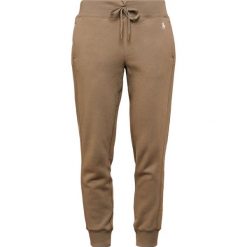 Polo Ralph Lauren MAGIC Spodnie treningowe basic olive. Zielone spodnie sportowe damskie marki Polo Ralph Lauren, xl, z bawełny. Za 419,00 zł.