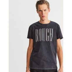 Bawełniany T-shirt z nadrukiem - Szary. Szare t-shirty męskie z nadrukiem Reserved, l, z bawełny. Za 49,99 zł.