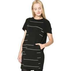 Wełniany sweter w kolorze czarnym. Czarne swetry damskie Deni Cler, w paski, z wełny, bez rękawów, bez kaptura. W wyprzedaży za 599,95 zł.