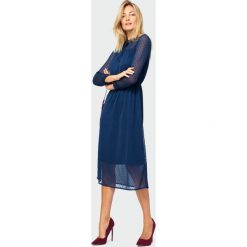 Elegancka sukienka midi. Sukienki damskie Greenpoint, bez wzorów, z poliesteru, eleganckie, bez kołnierzyka, bez rękawów, midi. Za 99,99 zł.