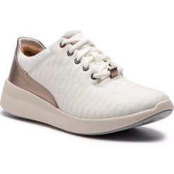 Sneakersy CLARKS - Un Alfresco Lo 261357104 White Leather. Białe półbuty damskie Clarks, na co dzień, bez wzorów, ze skóry, bez obcasa, na płaskiej podeszwie, bez zapięcia. W wyprzedaży za 249,00 zł.