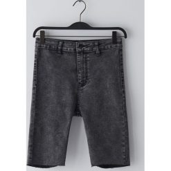 Jeansowe szorty kolarki high waist - Szary. Szare szorty damskie Cropp, bez wzorów, z jeansu, z podwyższonym stanem. Za 59,99 zł.