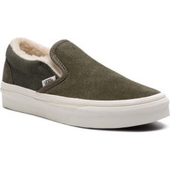 Tenisówki VANS - Classic Slip-On VN0A38F7ULZ1 (Suede/Sherpa) Grape Leaf. Zielone półbuty damskie Vans, bez wzorów, ze skóry, bez zapięcia. W wyprzedaży za 239,00 zł.