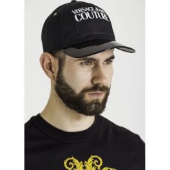 CZAPKA Z DASZKIEM versace jeans couture. Czarne czapki męskie z aplikacjami, z bawełny. Za 309,00 zł.