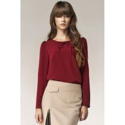Bordowa bluzka z kokardką na dekolcie. Czerwone bluzki damskie NIFE, s, bez wzorów, z poliesteru, eleganckie, bez kołnierzyka, bez rękawów. Za 139,00 zł.