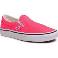Tenisówki VANS - Classic Slip-On VN0A4U38WT61 (Neon)Knockout Pnk/Tr Wht. Różowe półbuty damskie Vans, bez wzorów, z gumy, bez obcasa, na płaskiej podeszwie, bez zapięcia. Za 299,00 zł.