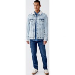 Kurtka jeansowa z kołnierzem ze sztucznego baranka. Niebieskie kurtki męskie jeansowe marki Pull&Bear, m. Za 199,00 zł.