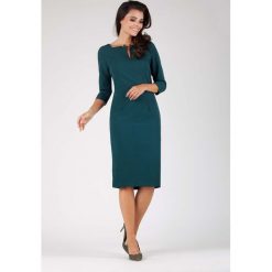 Zielona Elegancka Dopasowana Sukienka ze Spinką przy Dekolcie. Zielone sukienki damskie Molly.pl, na co dzień, s, z aplikacjami, eleganckie, bez kołnierzyka, bez rękawów, midi, proste. Za 138,90 zł.