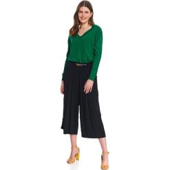 Klasyczny sweter w intensywnym kolorze. Zielone swetry damskie Top Secret, na lato, bez wzorów, eleganckie, z długim rękawem, długie, bez kaptura. W wyprzedaży za 39,99 zł.
