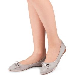 Balerinki damskie Ideal Shoes M-8806 Szare. Szare baleriny damskie Ideal Shoes, bez wzorów, z tworzywa sztucznego, klasyczne, bez obcasa, na płaskiej podeszwie. Za 45,00 zł.