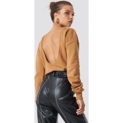 NA-KD Basic Sweter z głębokim dekoltem z tyłu - Beige. Brązowe swetry damskie marki NA-KD Basic, bez wzorów, bez rękawów, bez kaptura. W wyprzedaży za 40,47 zł.