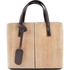 Skórzana torebka w kolorze jasnobeżowym - (S)31 x (W)25,5 x (G)14 cm. Brązowe torebki klasyczne damskie marki Wiosenny MUST HAVE, w paski, ze skóry, na ramię, bez dodatków. W wyprzedaży za 269,95 zł.