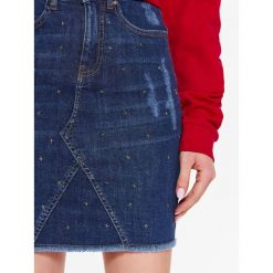 Spódnica damska, jeansowa z aplikacją z metalowych gwiazdek. Spódniczki damskie Top Secret, na co dzień, na lato, z aplikacjami, z jeansu, eleganckie, dopasowane. W wyprzedaży za 59,99 zł.