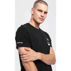 T-shirt męski TSM259 - głęboka czerń. Szare koszulki męskie 4f, m, bez wzorów, bez kołnierzyka. W wyprzedaży za 29,99 zł.