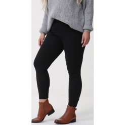 Czarne Legginsy Strong Tendency. Czarne legginsy damskie Born2be, xl, bez wzorów. W wyprzedaży za 24,99 zł.