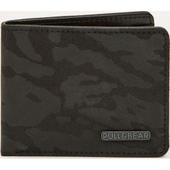 Portfel z wytłoczeniem w moro. Czarne portfele męskie Pull&Bear, moro. Za 59,90 zł.