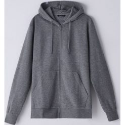 Rozpinana bluza basic - Jasny szary. Szare bluzy męskie Cropp, s, bez wzorów, bez kołnierzyka, bez rękawów, bez kaptura. Za 89,99 zł.
