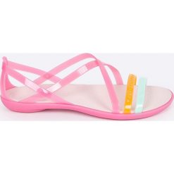 Crocs - Sandały. Różowe klapki damskie marki Crocs, bez wzorów, z gumy, bez obcasa, na płaskiej podeszwie. W wyprzedaży za 199,90 zł.
