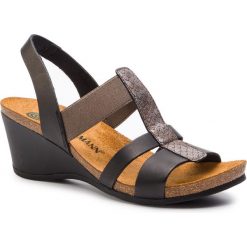 Sandały DR. BRINKMANN - 710951 Schwarz 1. Żółte klapki damskie Dr. Brinkmann, bez wzorów, ze skóry, bez obcasa, na obcasie. W wyprzedaży za 189,00 zł.