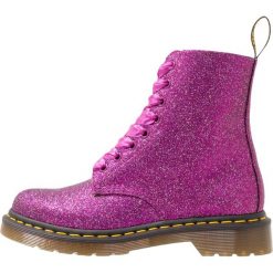 Dr. Martens 1460 PASCAL GLITTER Botki sznurowane purple/multicolor glitter. Fioletowe botki damskie sznurowane Dr. Martens, z gumy. Za 629,00 zł.