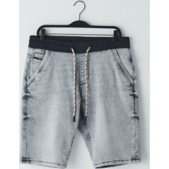 Jeansowe szorty jogger - Jasny szary. Szare spodenki i szorty męskie Cropp, bez wzorów, z jeansu. W wyprzedaży za 62,99 zł.